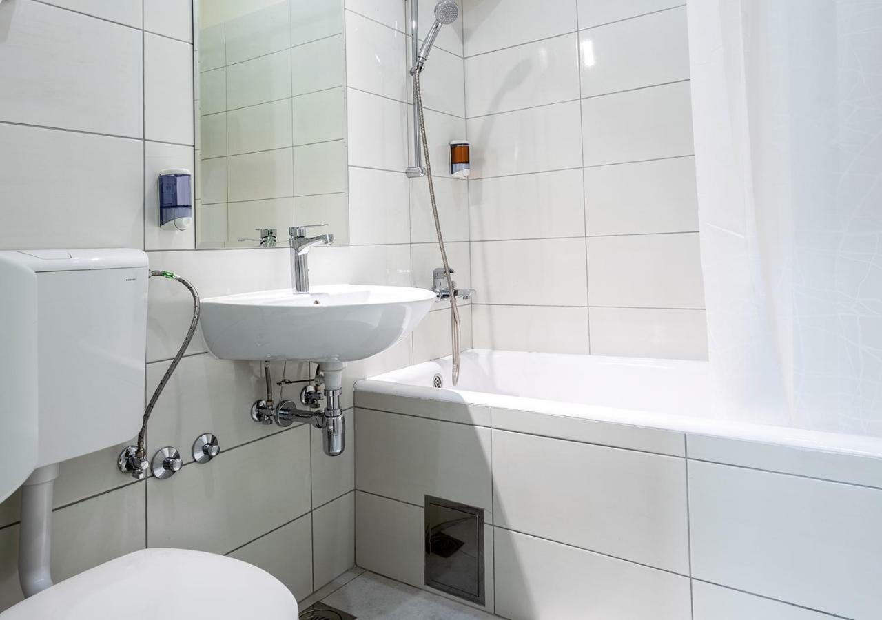 Booking En Suite Beograd Bagian luar foto